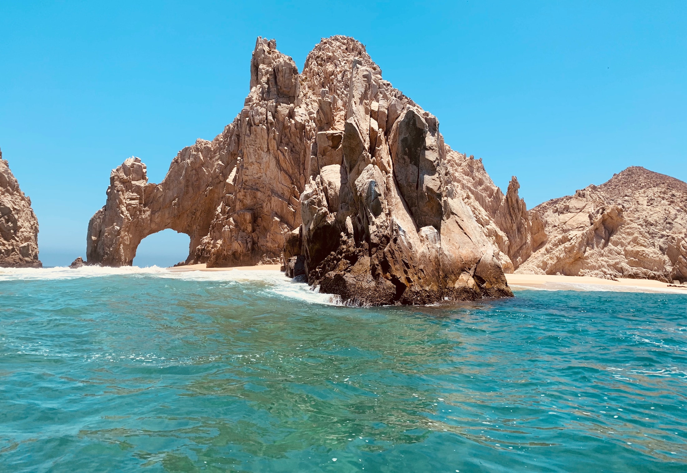 the famous Arch near Lover's Beach in Cabo San Lucas, Mexico photo © Itzel Naranjo for Unsplash