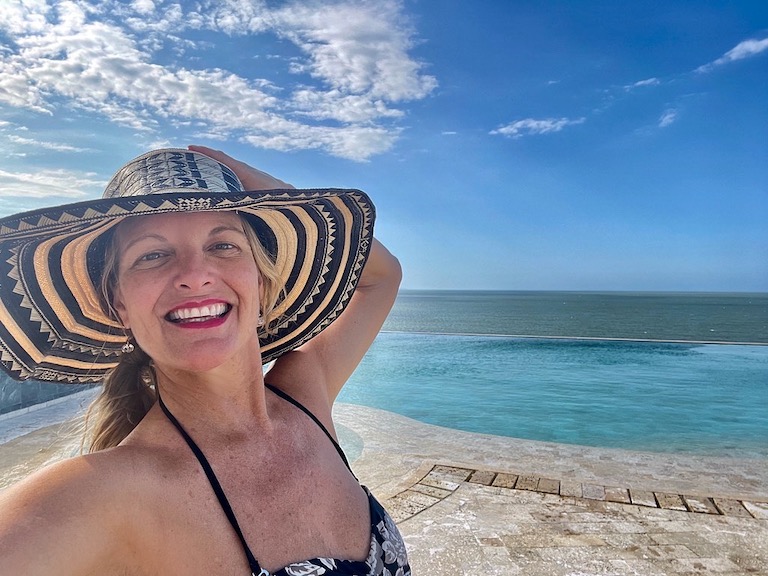 Kate Dana next to an infinity pool with a beach view in Los Morros, Cartagena de Indias, Colombia © Kate Dana