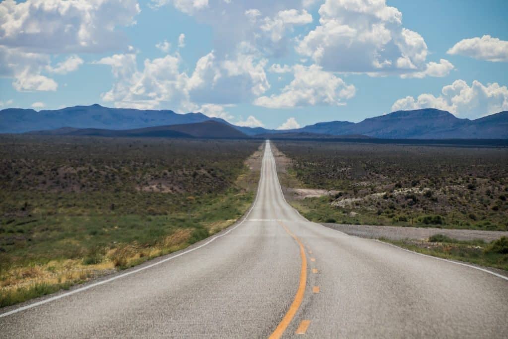 A long stretch of California highway extends into the mountains. Adventure awaits you in the Santa Maria Valley: Best 3-Day Weekend Getaway Guide, Photo © MaxWdhs for pixabay