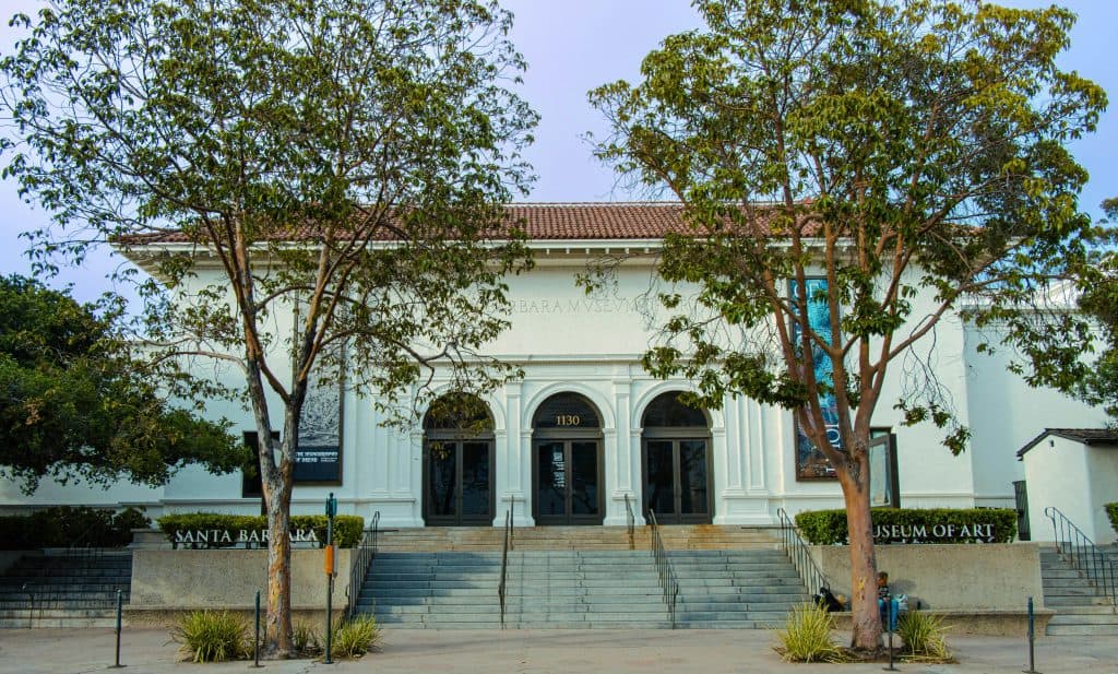 The brick and white stucco facade of the Santa Barbara Museum of Art in Santa Barbara, CA, photo @Phil Evender for Pexels.